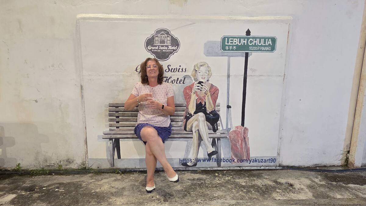 Mural z ławeczką
