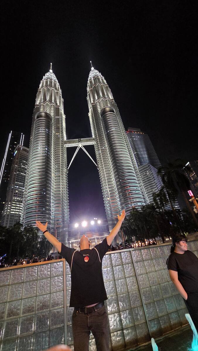 Pod Petronas Towers nocą